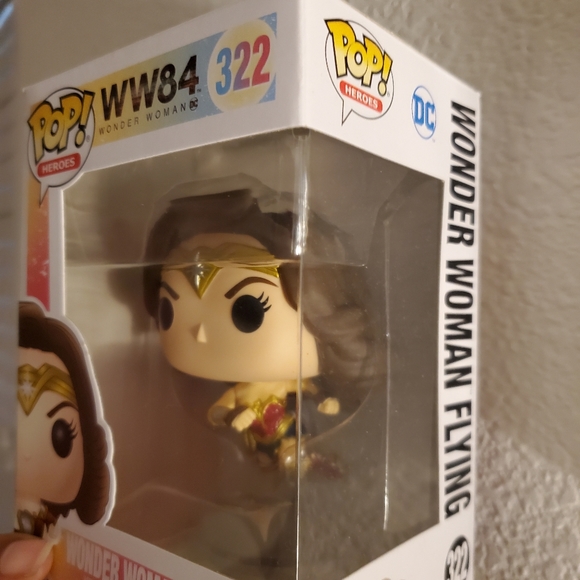 Wonder Women flying Funko Pop - Picture 2 of 2